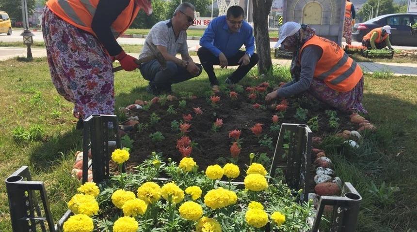 &Ccedil;an&rsquo;da park ve bah&ccedil;eler &ccedil;i&ccedil;ek a&ccedil;tı