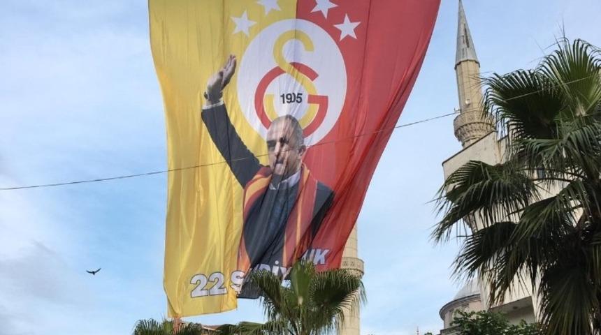 Taraftardan dev bayrak