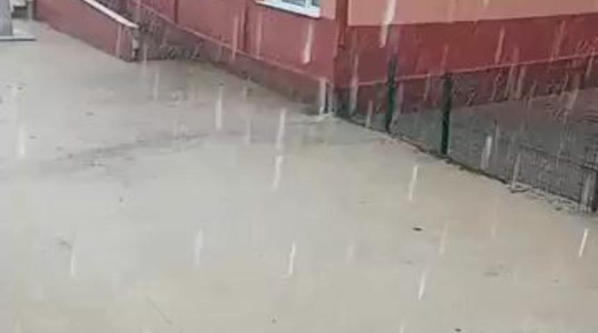 Sağanak yağış okul bah&ccedil;esini g&ouml;le &ccedil;evirdi