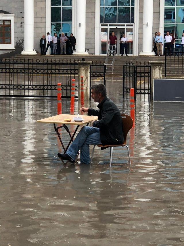 Göle dönen yol ortasında çorba keyfi