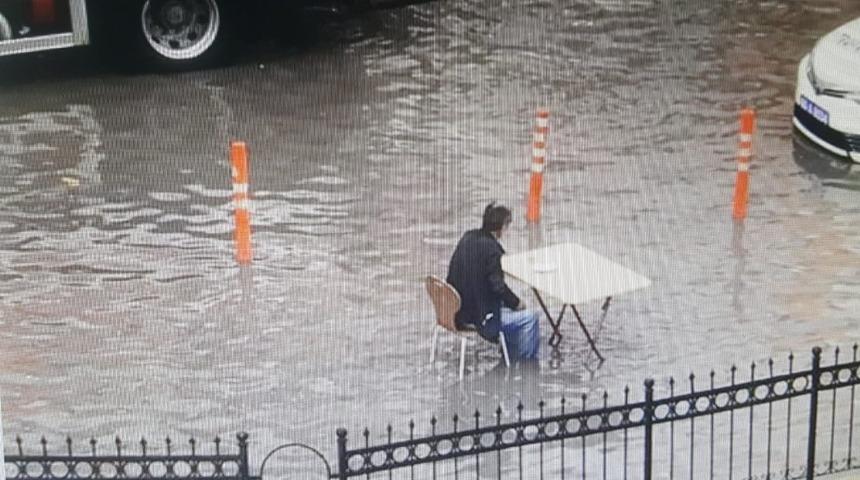 G&ouml;le d&ouml;nen yol ortasında &ccedil;orba keyfi