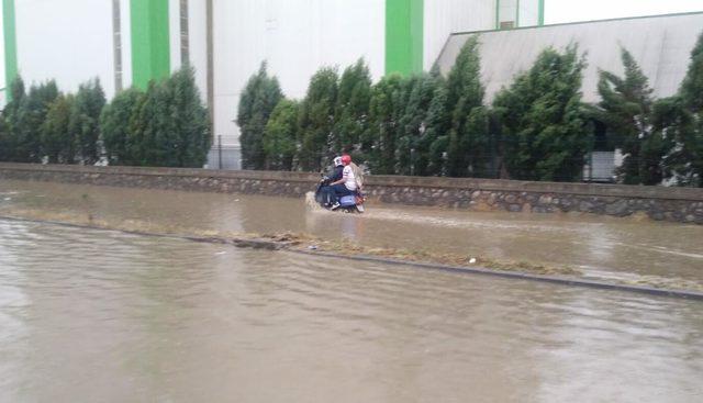 Turgutlu'da ulaşıma kısa süreli yağmur engeli