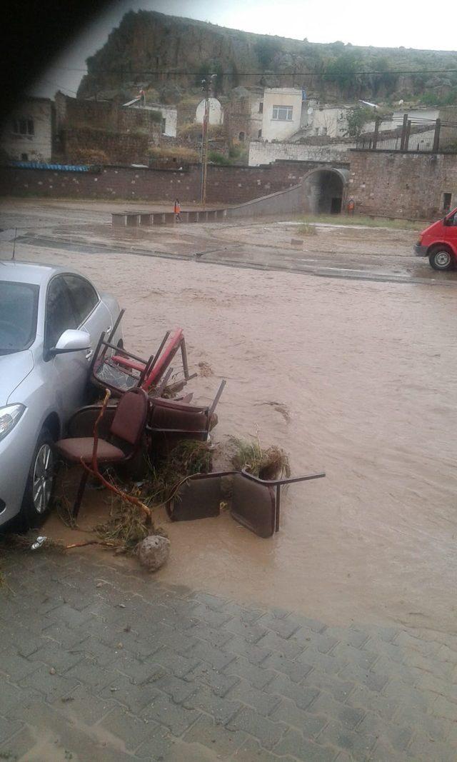 2 saat süren yağmur sele neden oldu