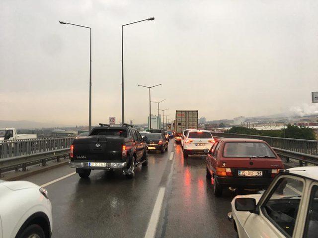 Turgutlu'da ulaşıma kısa süreli yağmur engeli (2)