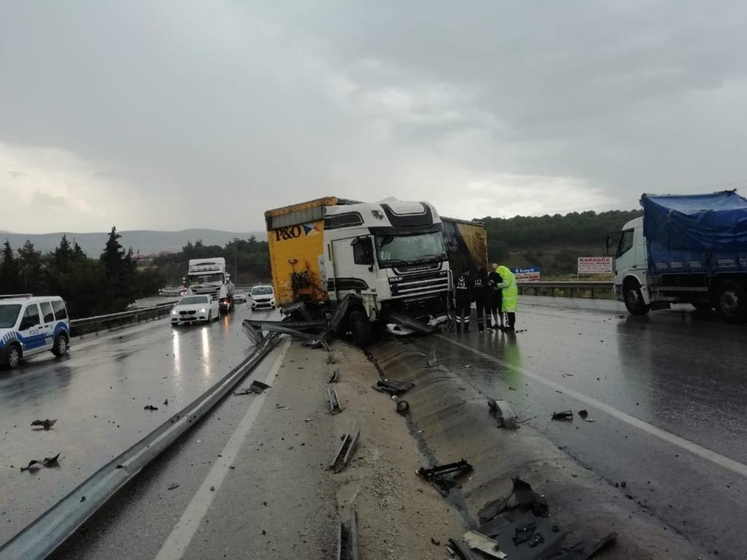 Makas atarak yokuştan inen tır bariyerlere &ccedil;arptı