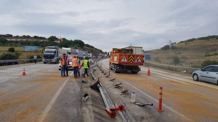Makas atarak yokuştan inen tır bariyerlere çarptı G2