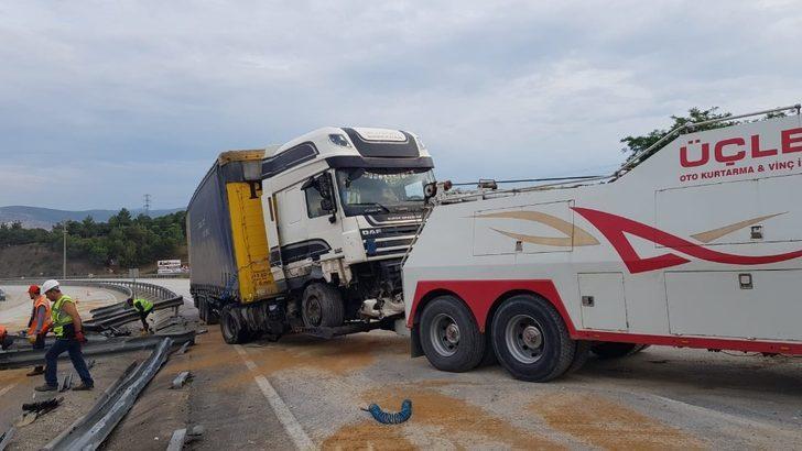 Makas atarak yokuştan inen tır bariyerlere çarptı G3