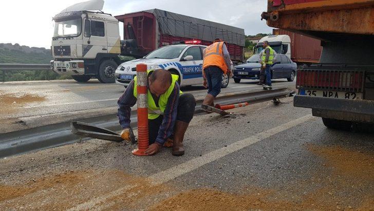 Makas atarak yokuştan inen tır bariyerlere çarptı G4