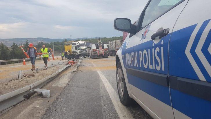 Makas atarak yokuştan inen tır bariyerlere çarptı G5