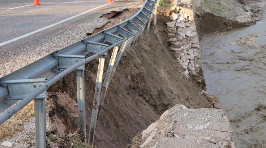 Antalya’da heyelan sebebiyle yol çöktü