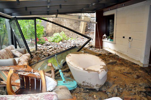 Ankara'da sağanak yağışın ardından villanın giriş katı sel sularıyla doldu