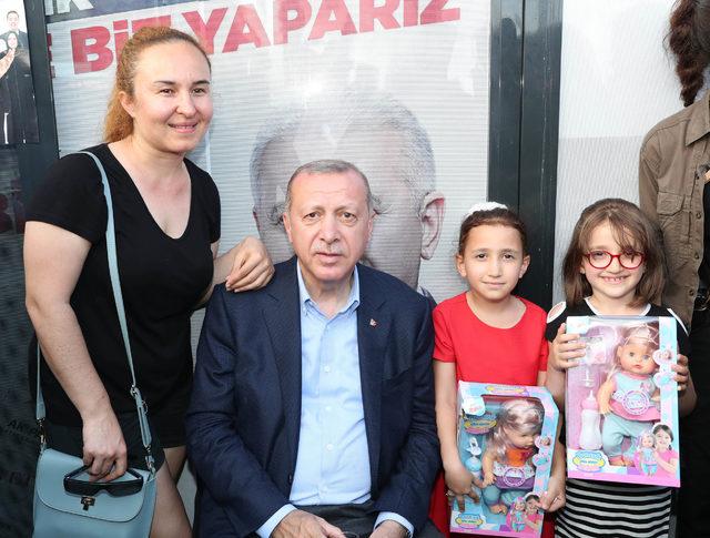 Erdoğan'dan seçim bürosu ziyareti