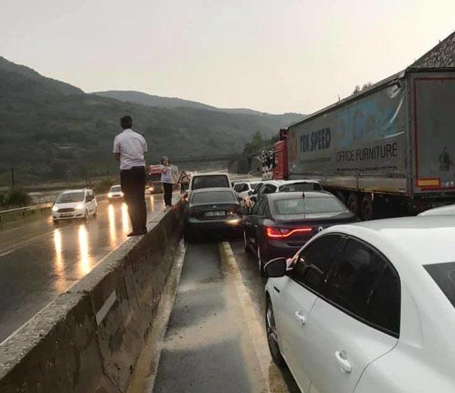 Geyve'de yoğun sağanak yağışta araçlar mahsur kaldı (2)