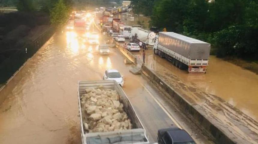 Geyve'de yoğun sağanak yağışta araçlar mahsur kaldı (2)