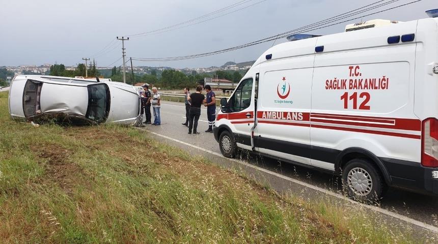 Tosya Sanayi Kavşağı&rsquo;nda otomobil takla attı