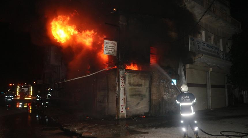 Adana'da iş yeri yangını: 3 ara&ccedil; k&uuml;le d&ouml;nd&uuml;