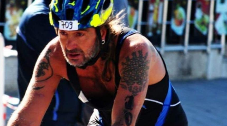 Kamyonun &ccedil;arptığı triatlon sporcusu hayatını kaybetti