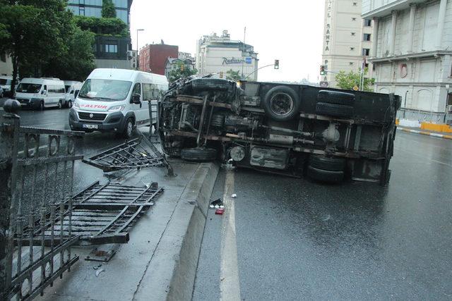 Beyoğlu'nda bariyerlere çarpan kamyonet devrildi