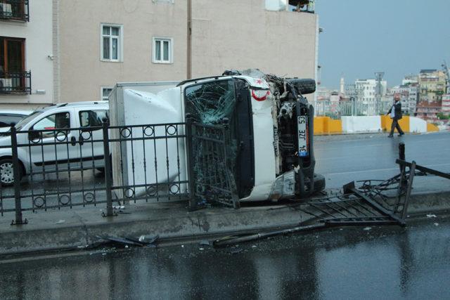 Beyoğlu'nda bariyerlere çarpan kamyonet devrildi