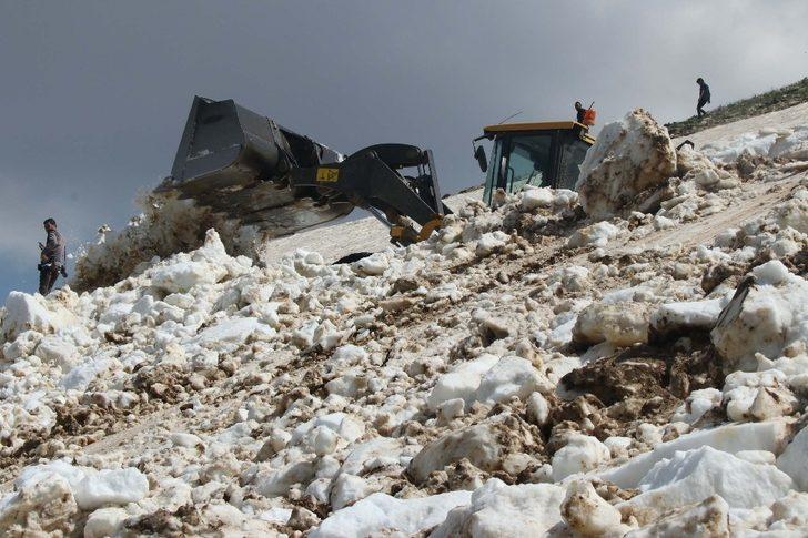 O ilde yaz mevsiminde bile karla mücadele devam ediyor G4