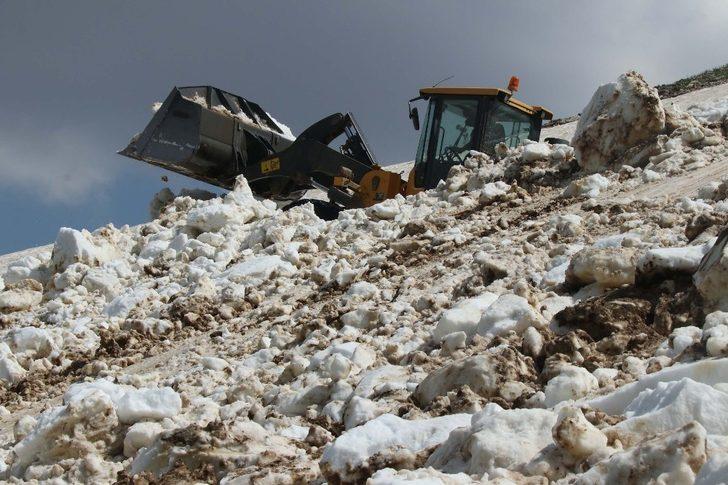 O ilde yaz mevsiminde bile karla mücadele devam ediyor G5