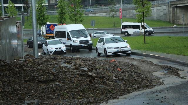 Sarıyer'de toprak kayması... Yol trafiğe kapatıldı