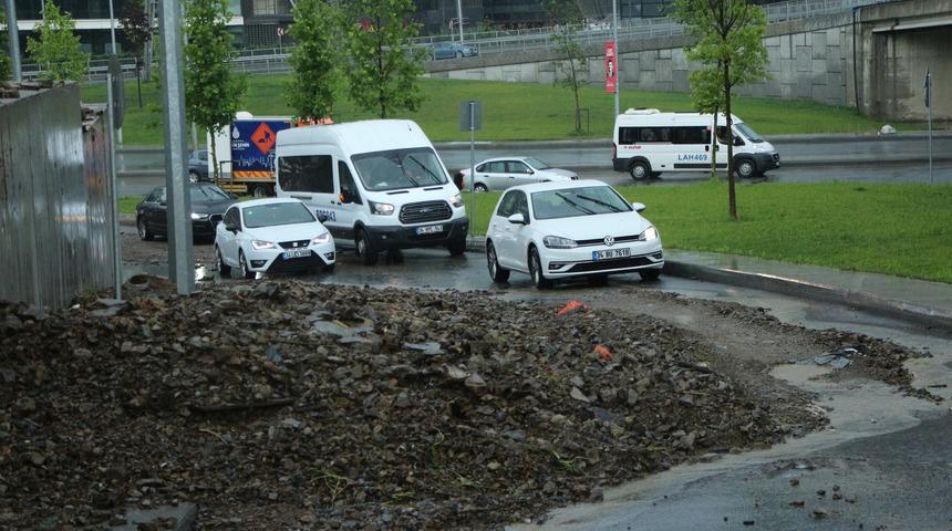 Sarıyer'de toprak kayması... Yol trafiğe kapatıldı