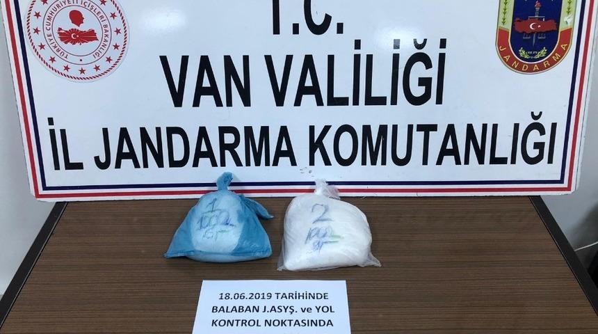 İranlı yolcunun üzerinde 2 kilo 4 gram uyuşturucu çıktı