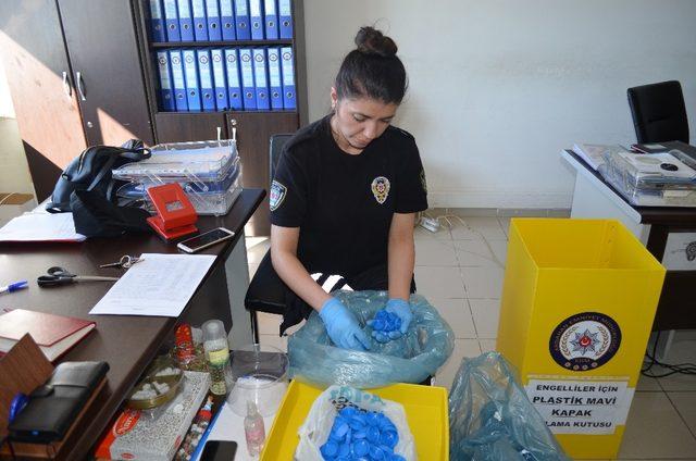 Kardelenler plastik kapak topluyor engelleri aşıyor