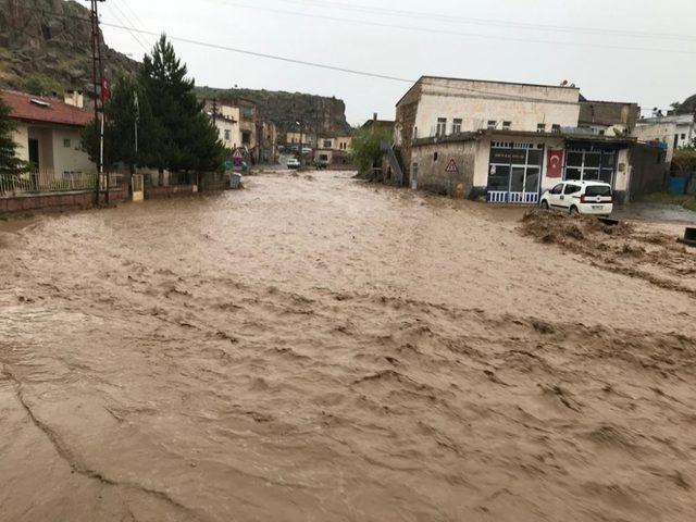 Mazı köyünü sel vurdu