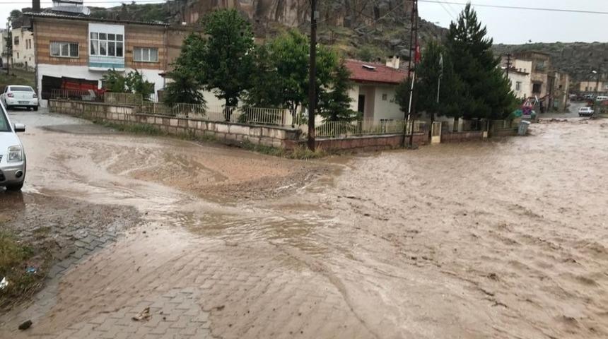 Mazı k&ouml;y&uuml;n&uuml; sel vurdu