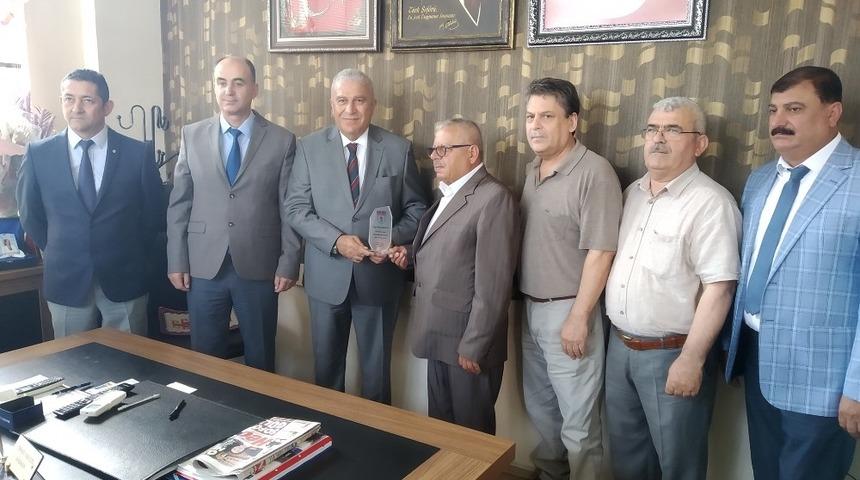 Ayın şof&ouml;r&uuml;ne &ouml;d&uuml;l&uuml;n&uuml; Başkan Atay verdi