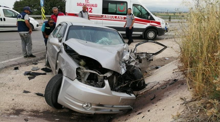 Trakt&ouml;rle otomobil &ccedil;arpıştı: 2 yaralı