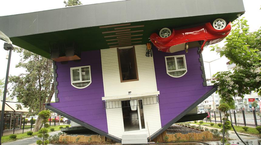 Ordu'da şaşırtan g&ouml;r&uuml;nt&uuml;! Bu ev ters duruyor