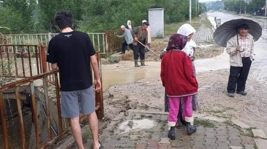 Sel sularının getirdiği &ccedil;&ouml;pler temizlendi