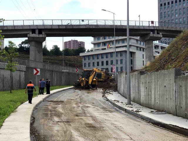 Sarıyer’de toprak kaydı, yol trafiğe kapandı