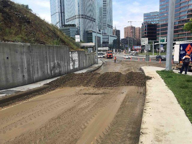 Sarıyer’de toprak kaydı, yol trafiğe kapandı