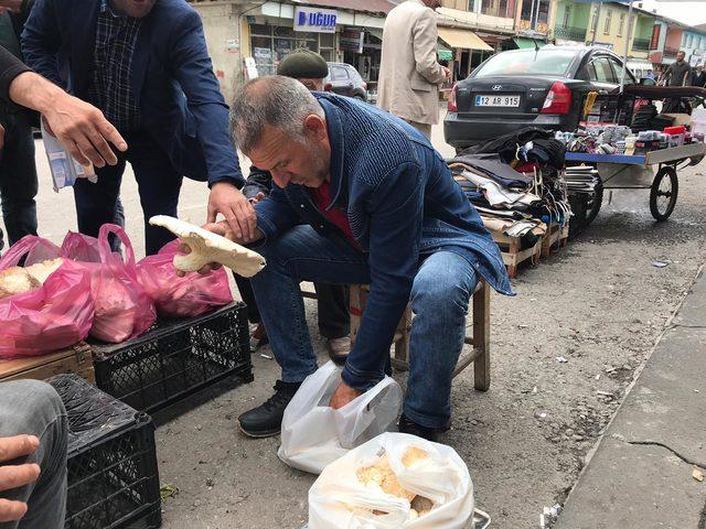 20 kilometre yol katedilerek toplanan mantar 70 liradan satılıyor
