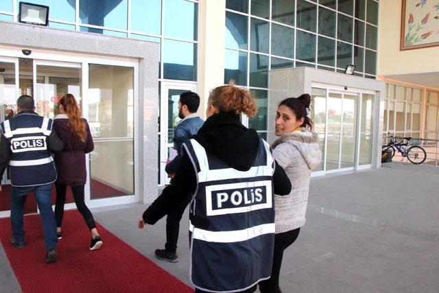 Kadın doktoru döven 2 kız kardeşe 1 yıl 10'ar ay hapis cezası
