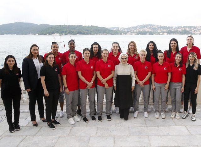 Emine Erdoğan, A Milli Kadın Basketbol takımı ile bir araya geldi