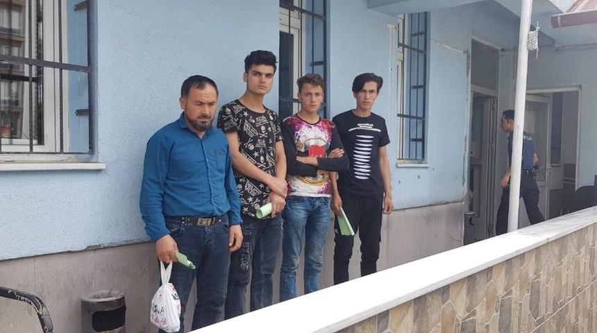 4 d&uuml;zensiz g&ouml;&ccedil;men yakalandı