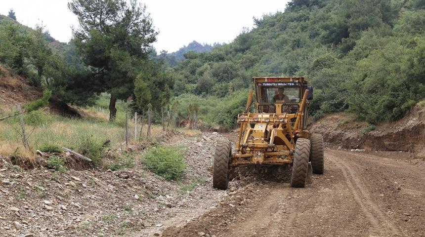 Yağmurun bozduğu yollarda belediye ekiplerinden yoğun mesai