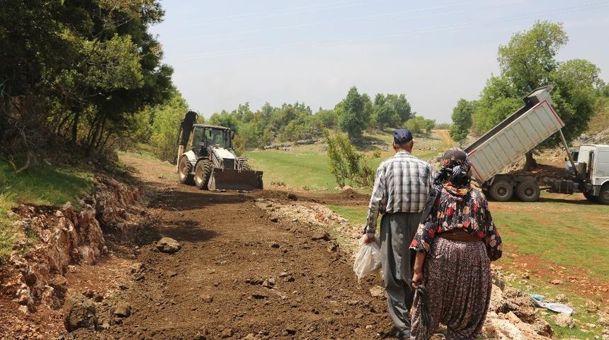 Erdemli&rsquo;de asfalt &ccedil;alışmaları s&uuml;r&uuml;yor