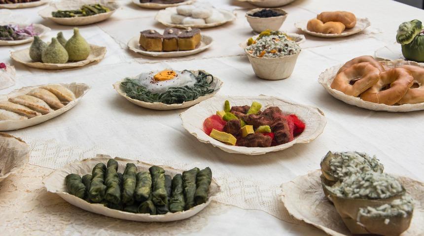 35 farklı yemekle tekstil malzemelerini birleştirdi