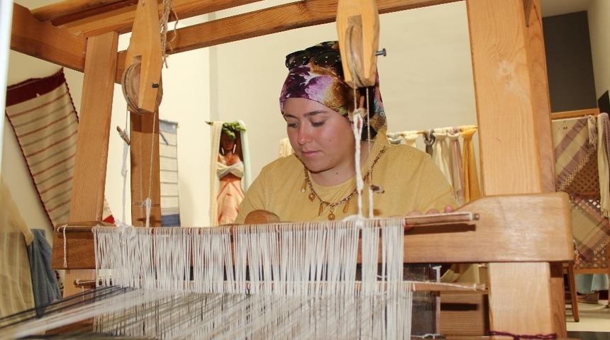 Kursiyerlerin el emeği g&ouml;z nuru eserleri sergilendi