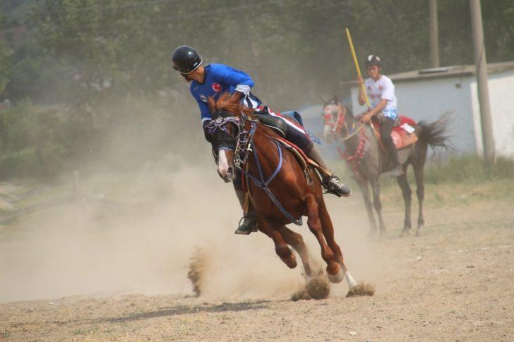 Sındırgı’da atlı cirit yarışmaları düzenlendi G4