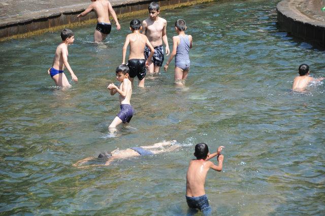 Uyarılara rağmen çocuklar yüzmekten vazgeçmedi