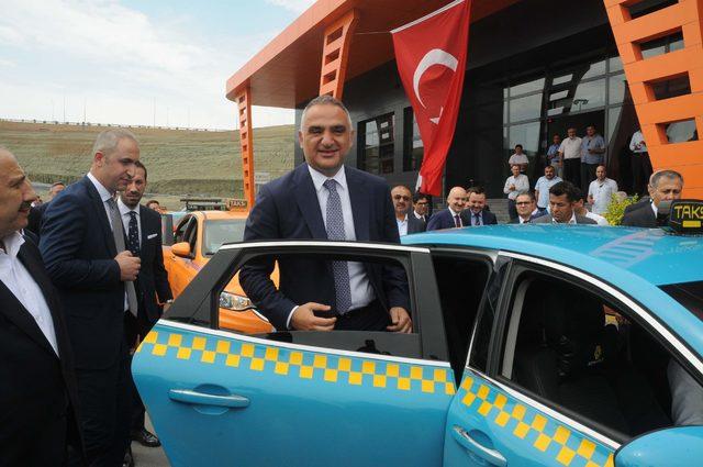 Bakan Ersoy: 2 bin 500 taksiciye 13 dalda davranış ve turizm eğitimi verilecek