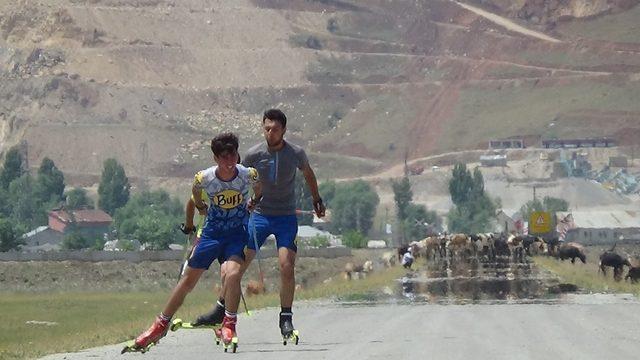 Kavurucu sıcakta tekerlekli kayak yarışması