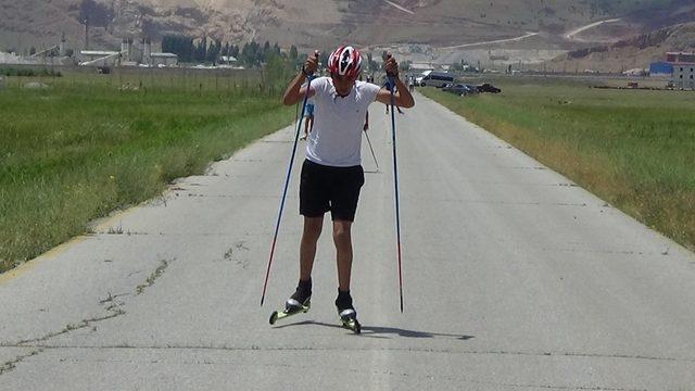 Kavurucu sıcakta tekerlekli kayak yarışması